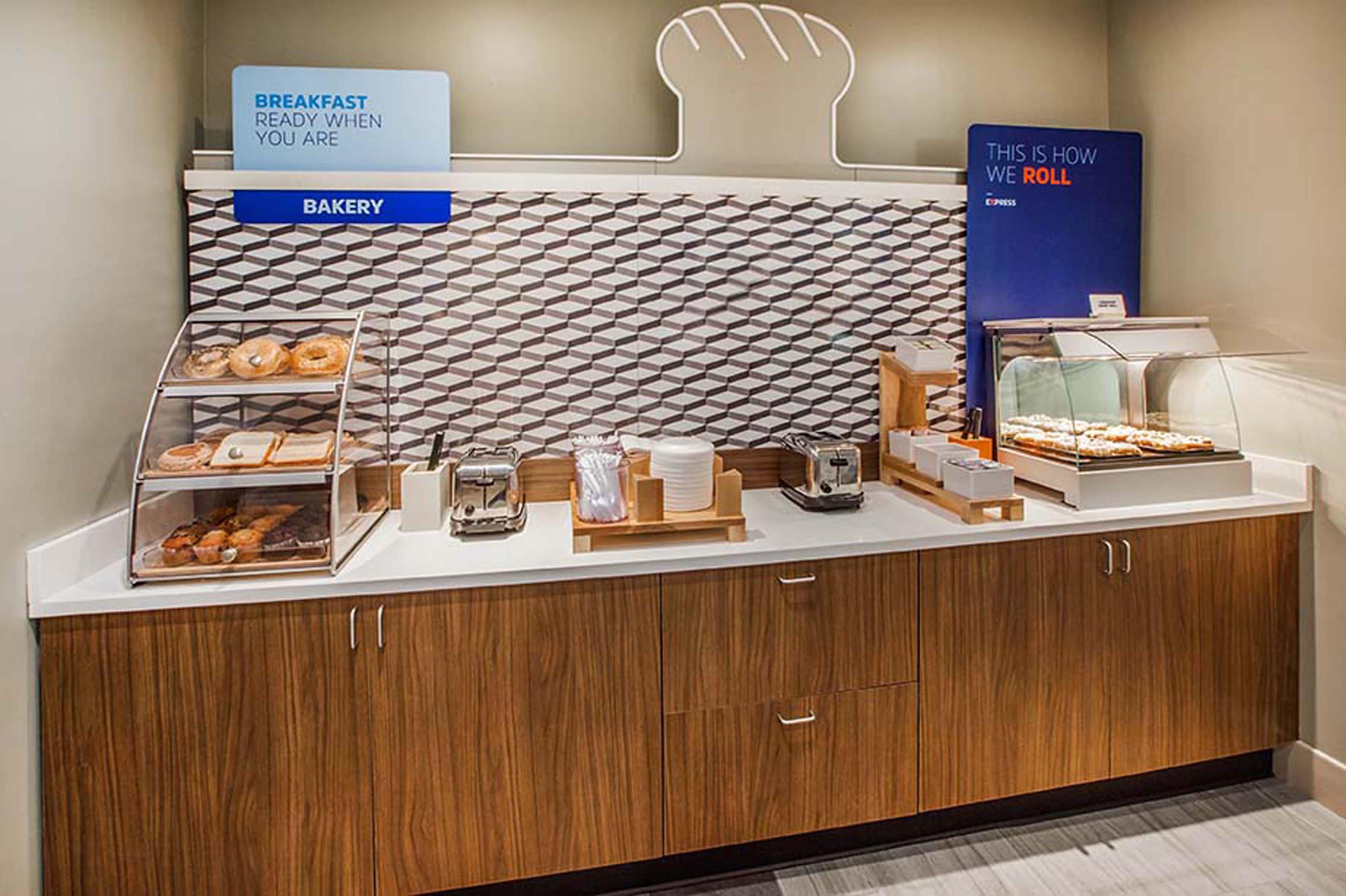 Holiday Inn Express Hotel & Suites Emporia By Ihg Екстериор снимка