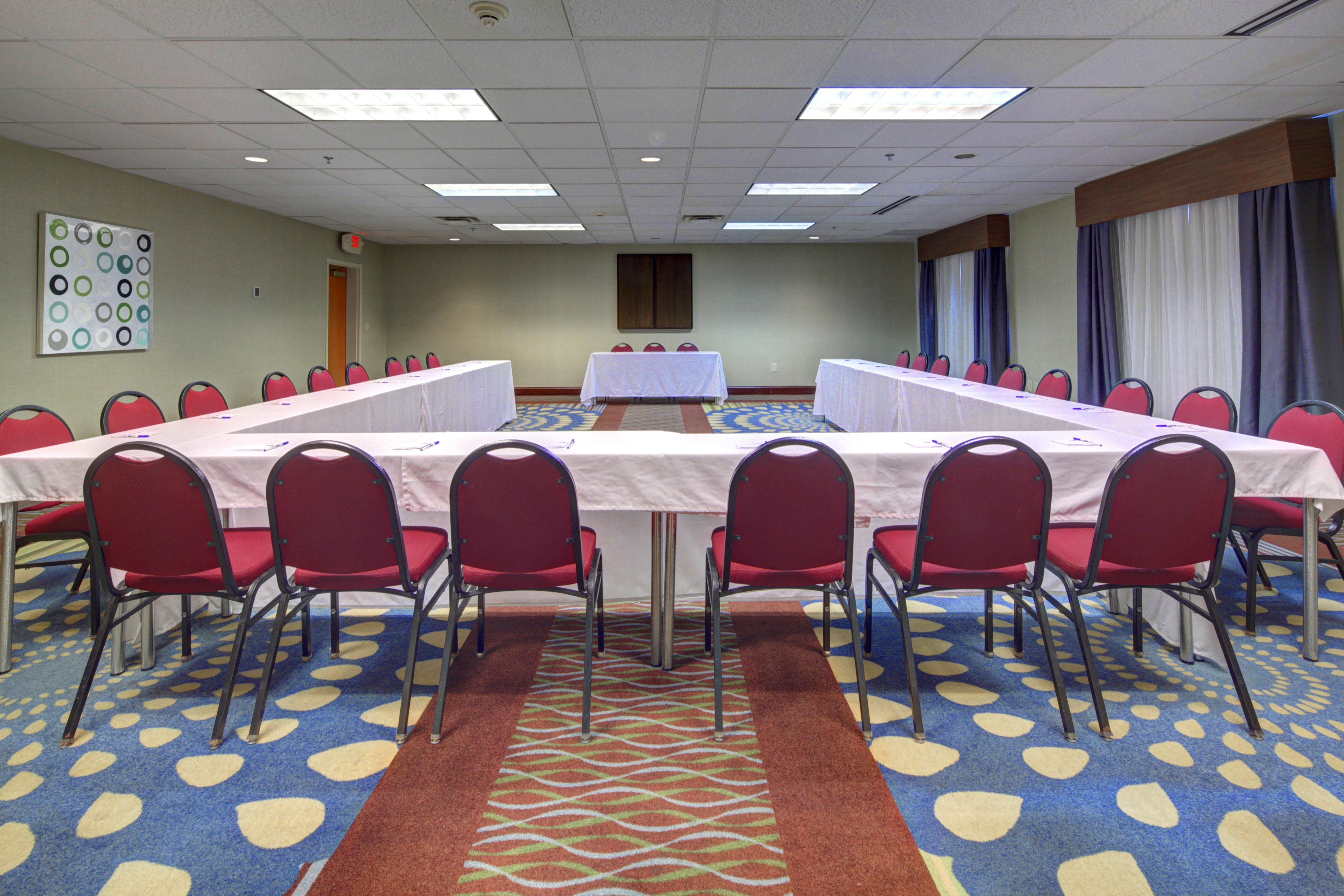 Holiday Inn Express Hotel & Suites Emporia By Ihg Екстериор снимка