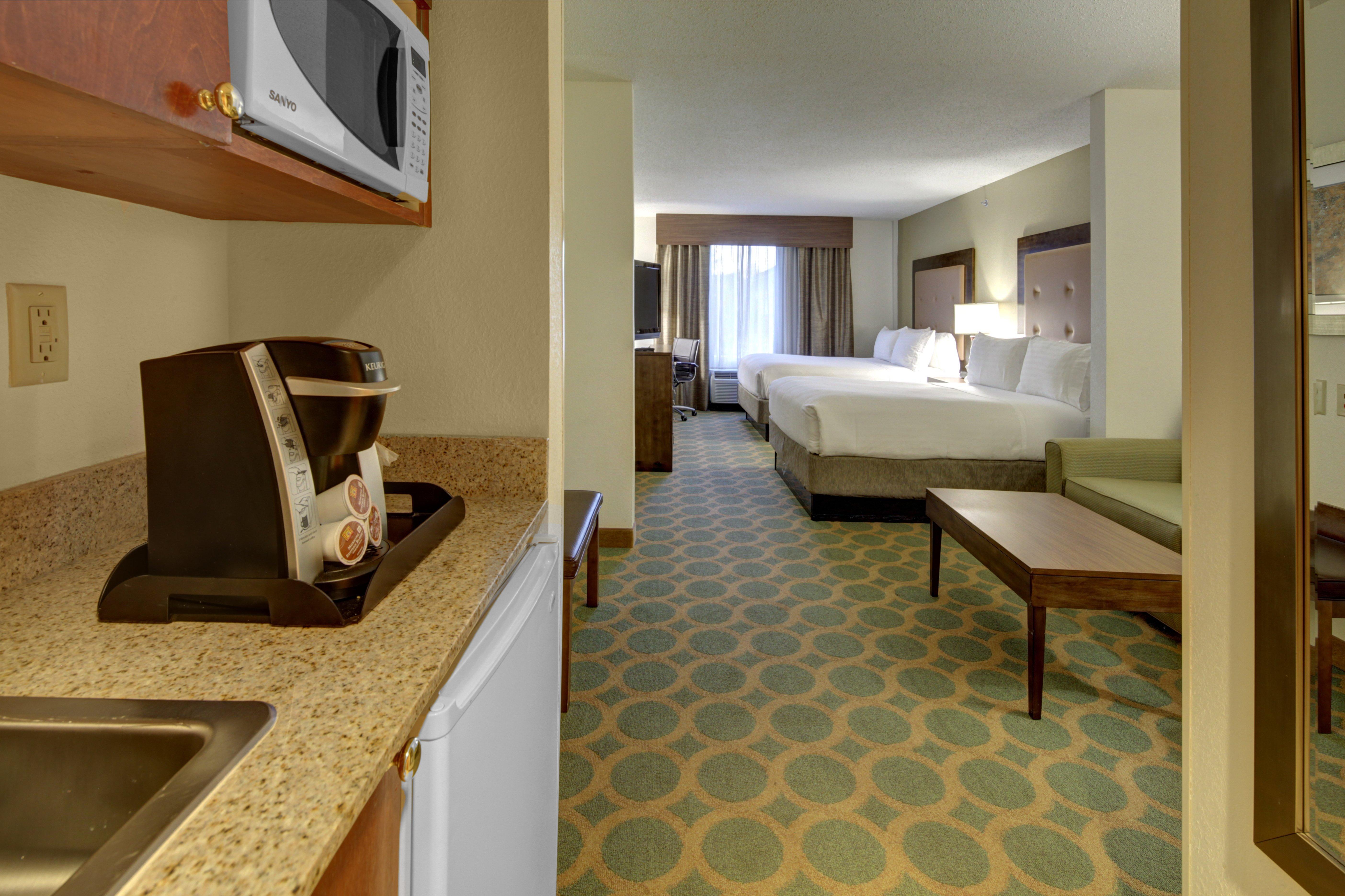 Holiday Inn Express Hotel & Suites Emporia By Ihg Екстериор снимка