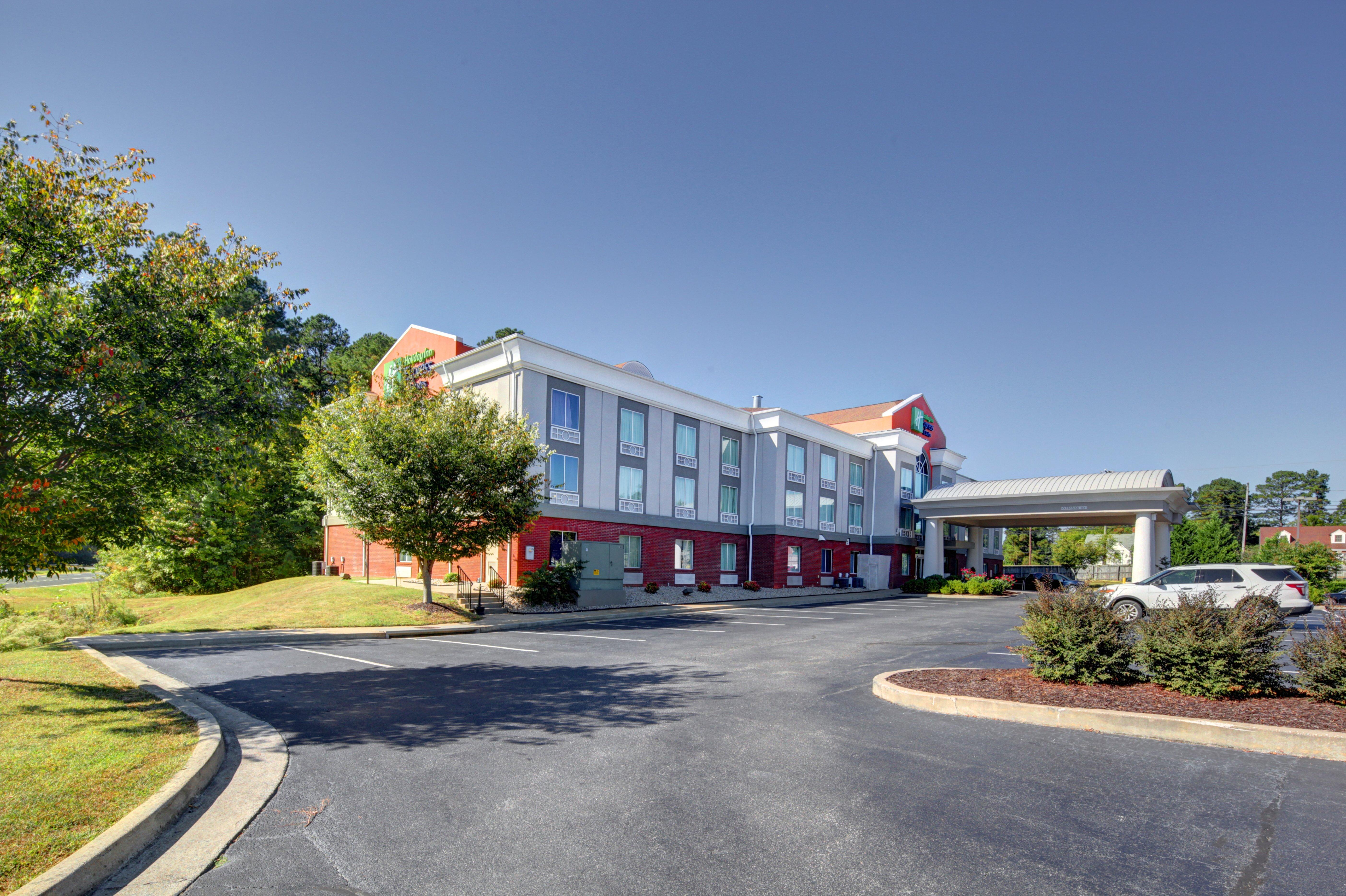 Holiday Inn Express Hotel & Suites Emporia By Ihg Екстериор снимка
