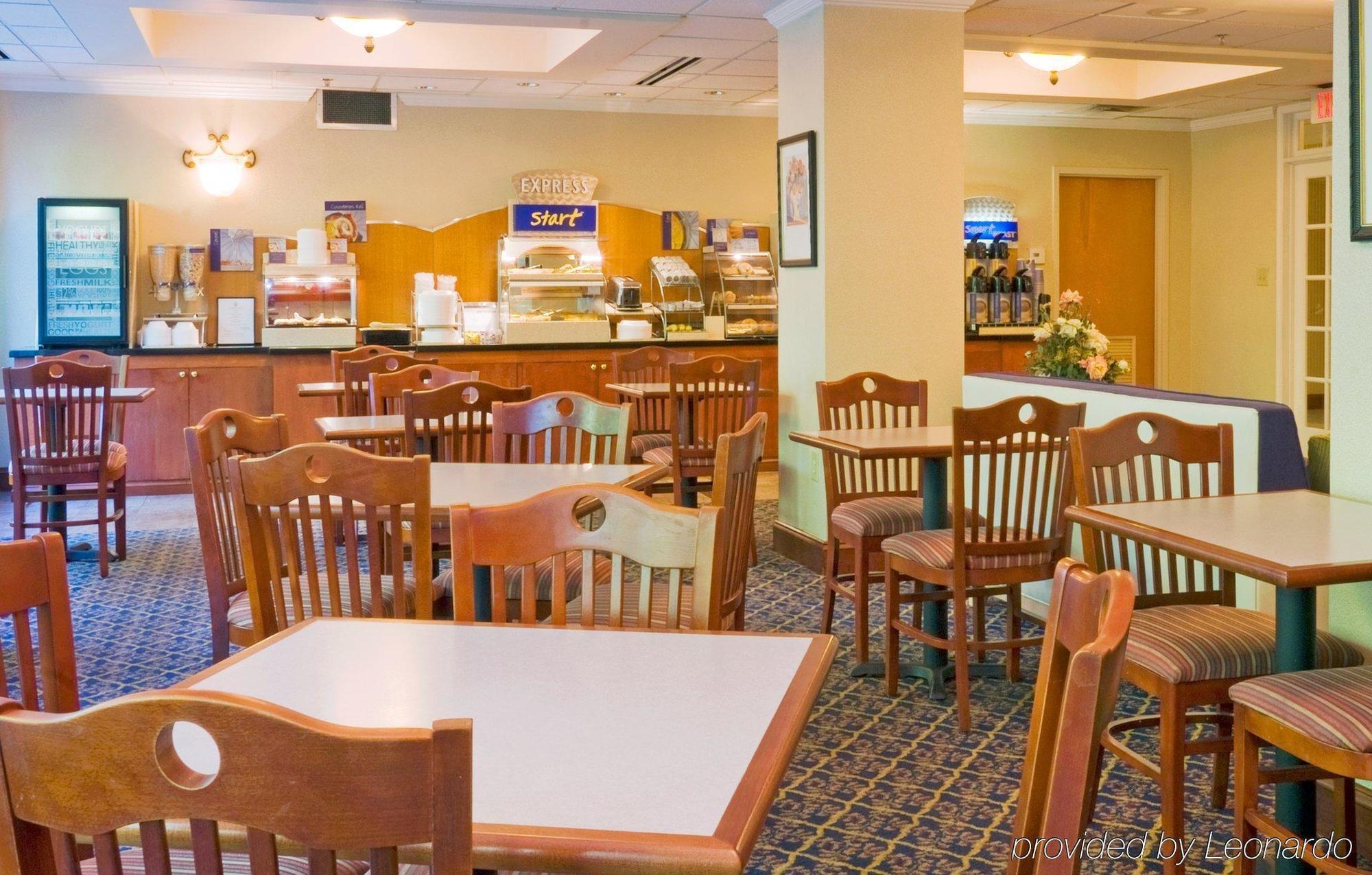 Holiday Inn Express Hotel & Suites Emporia By Ihg Екстериор снимка