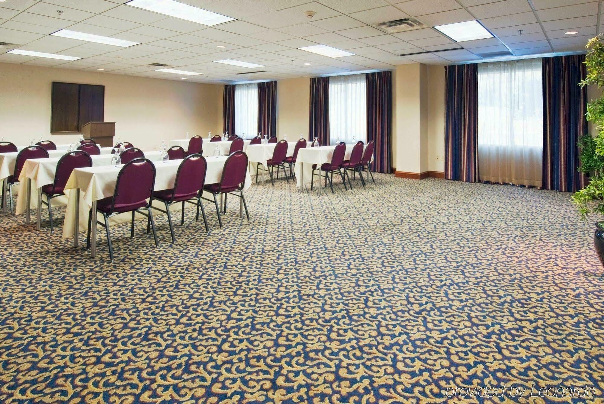 Holiday Inn Express Hotel & Suites Emporia By Ihg Екстериор снимка