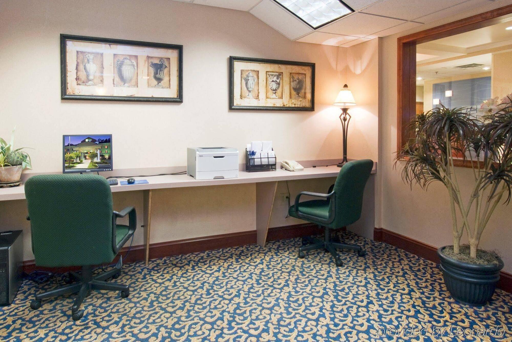 Holiday Inn Express Hotel & Suites Emporia By Ihg Екстериор снимка