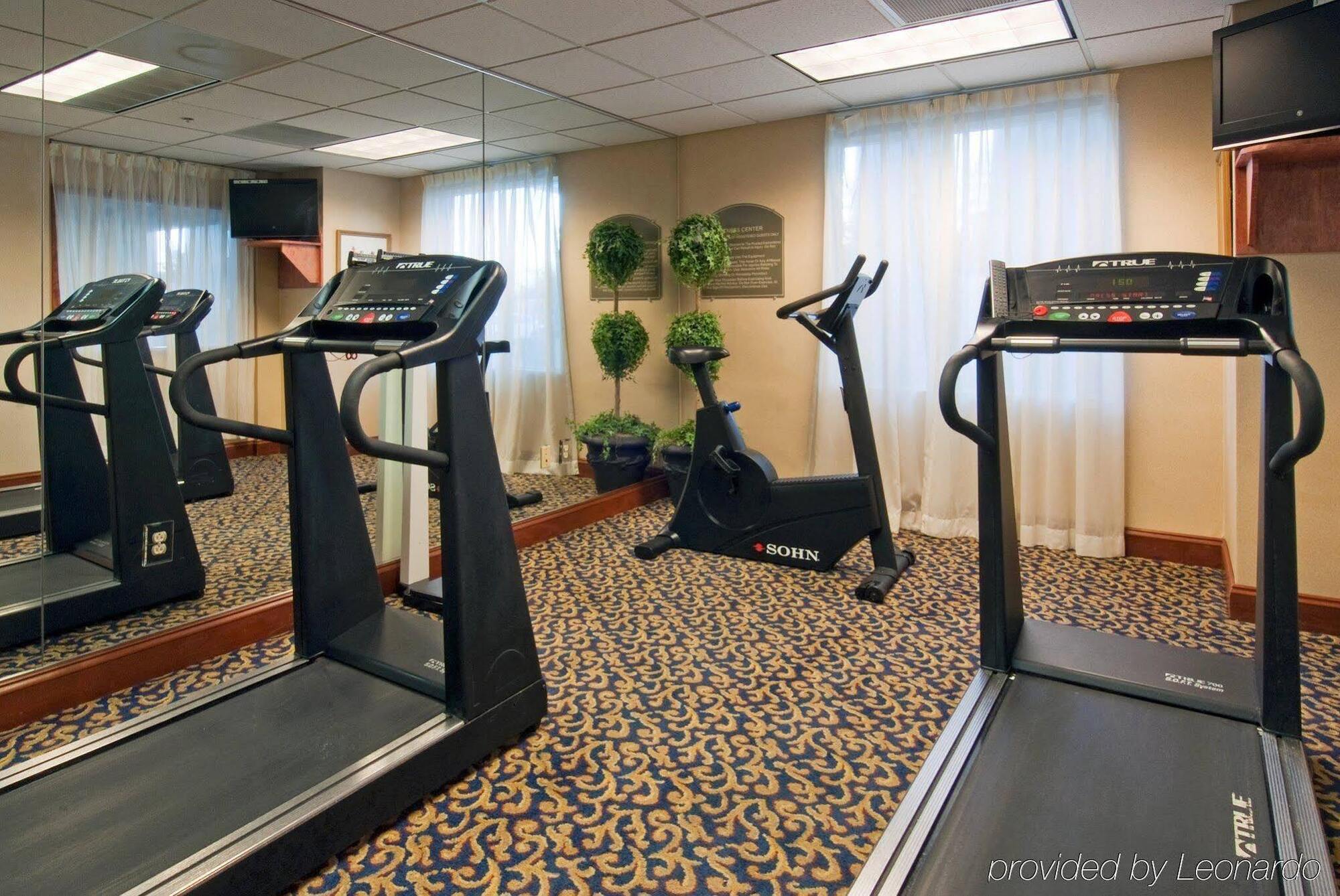 Holiday Inn Express Hotel & Suites Emporia By Ihg Екстериор снимка